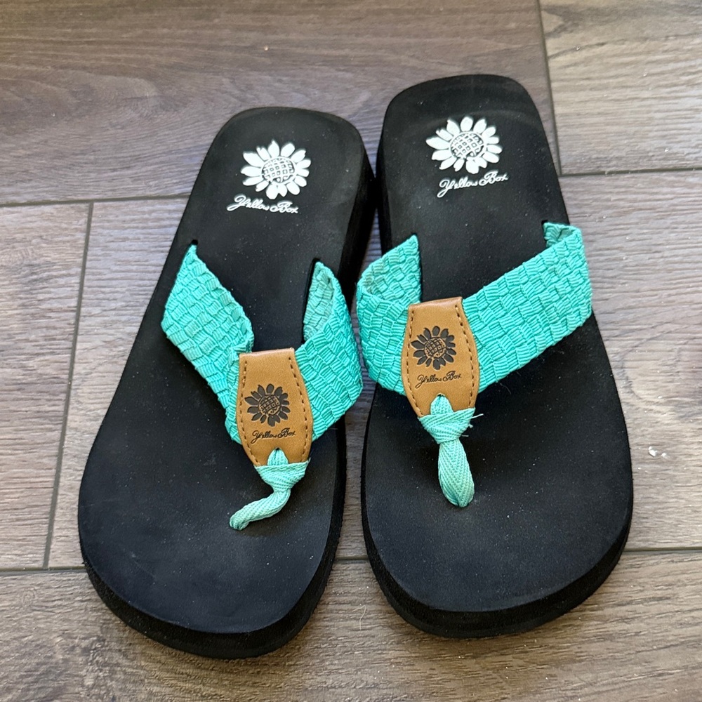Lot of 4 Yellow Box Flip Flops - Black, Blue, Pink, Turquoise - Picture 8 of 9